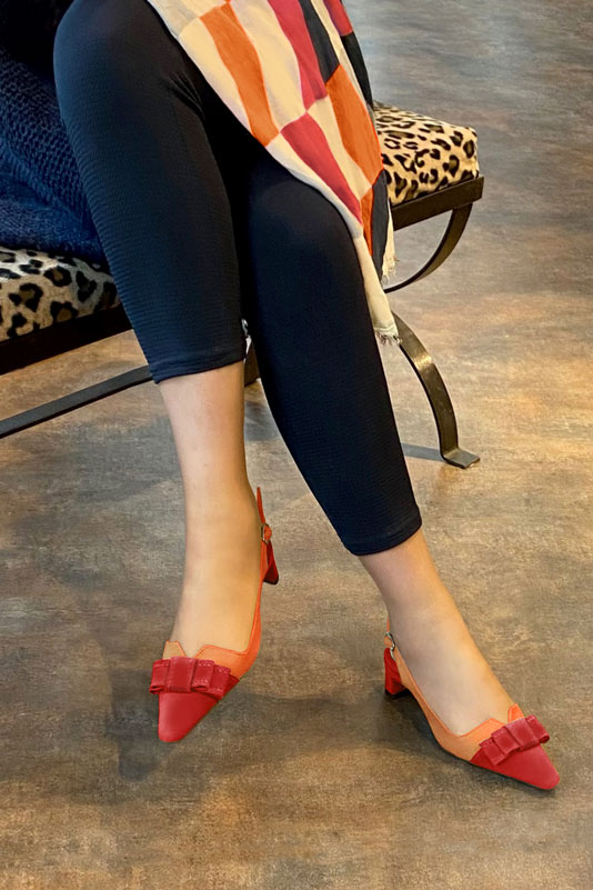 Scarlet red and clementine orange women's open back shoes, with a knot. Tapered toe. Low kitten heels. Worn view - Florence KOOIJMAN